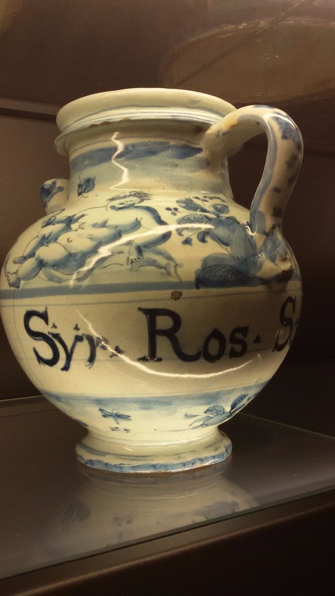 lo sciroppo di Rose veniva utilizzato anticamente come medicamento dalle antiche farmacie genovesi, lo testimoniano le ampolle custodite al museo di palazzo Tursi a Genova in Via Garibaldi