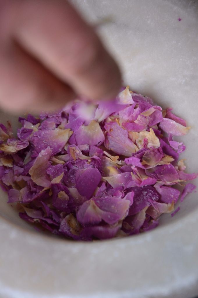 Con i Petali si prepara anche la conserva di petali, qui un'immagine della ricetta al mortaio (antico zucchero rosato) descritta nel libro e che preparo nel periodo maggio-giugno